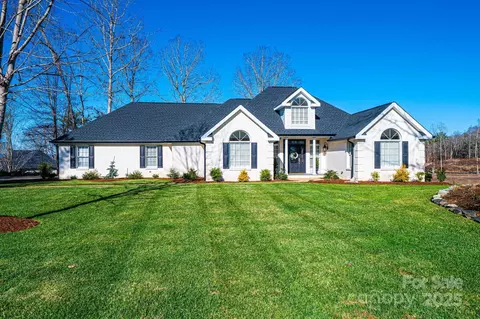 456 N Shore Dr, Hickory, NC 28601