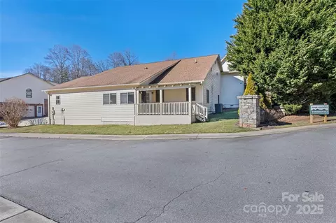 31 Bage St, Waynesville, NC 28786