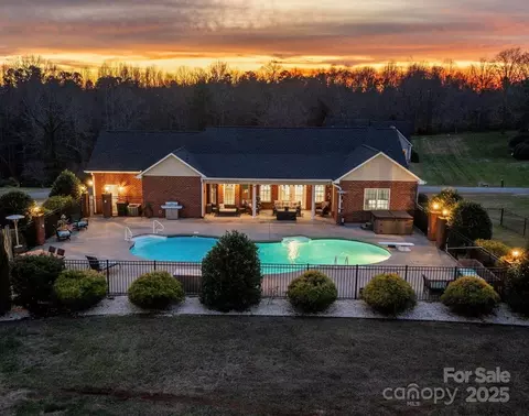 5174 S Oak Cir, Granite Falls, NC 28630