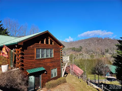 16 Hiawatha Dr, Maggie Valley, NC 28751