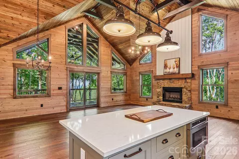 102 Iga Trl, Maggie Valley, NC 28751