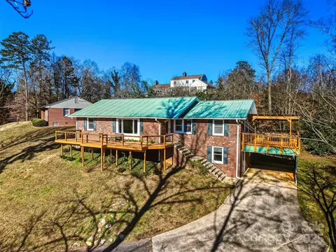 6294 Southlake Dr, Hickory, NC 28601