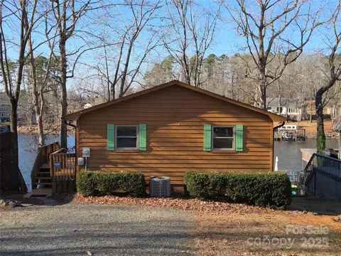 174 N Shoreline Dr, Badin Lake, NC 28127