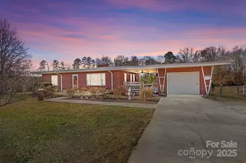 114 Valley Dr, Badin, NC 28009