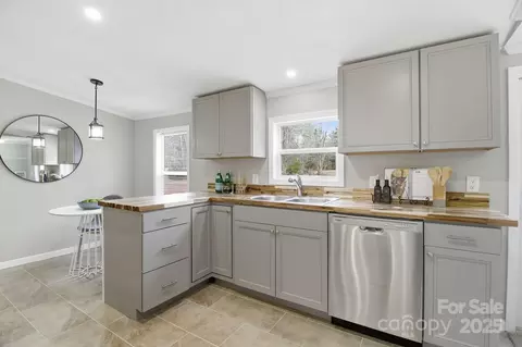Kitchen - 2501 Swanson Rd, Crouse, NC 28033 photo 2 of 3