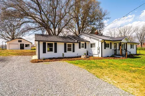 1993 Moss Farm Rd, Hickory, NC 28602