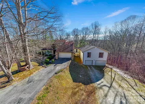 40 Country Bear Ln, Flat Rock, NC 28731