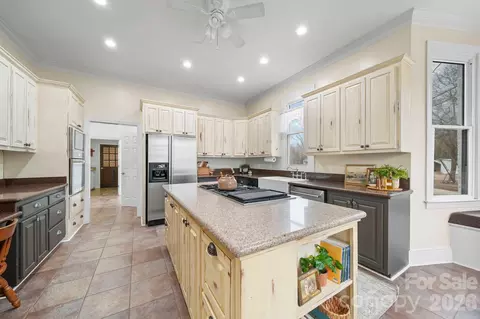 Kitchen - 1004 Four Mile Loop, Cheraw, SC 29520 photo 3 of 4