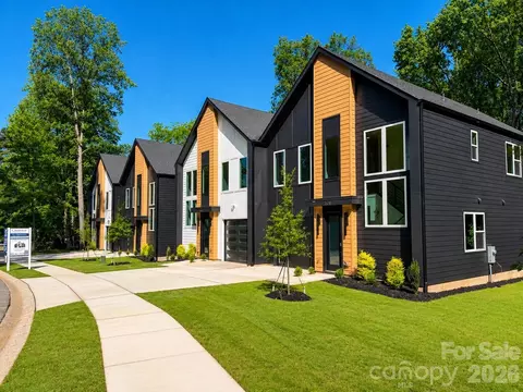 2412 Crestview Dr, Charlotte, NC 28216