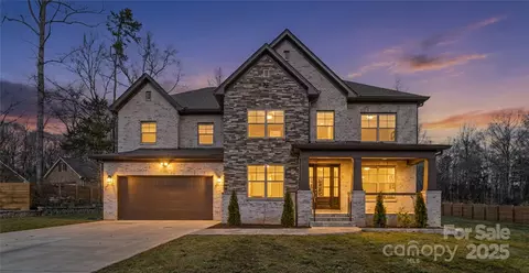 8804 Casa Lake Dr, Charlotte, NC 28215