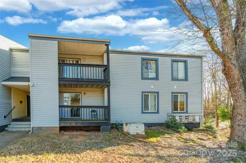 833 Farmhurst Dr, Charlotte, NC 28217