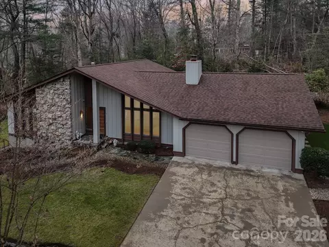 19 Hickory Court Ln, Hendersonville, NC 28792