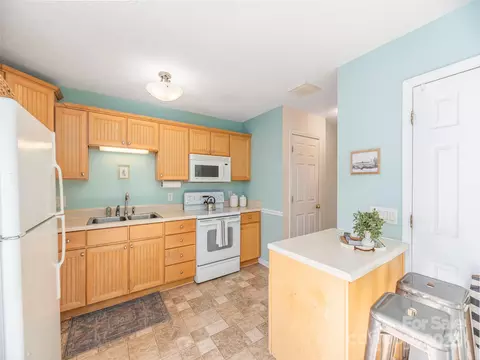Kitchen - 53 Vancott Ct, Clyde, NC 28721 photo 2 of 4