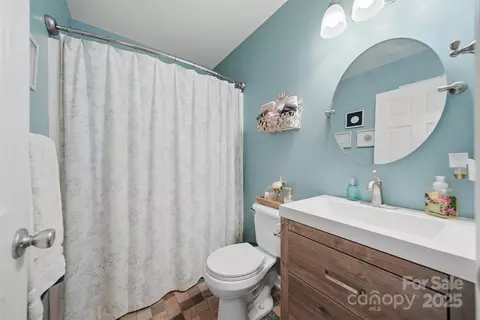 Bath - 3392 Overbrook Dr, Conover, NC 28613 photo 3 of 4
