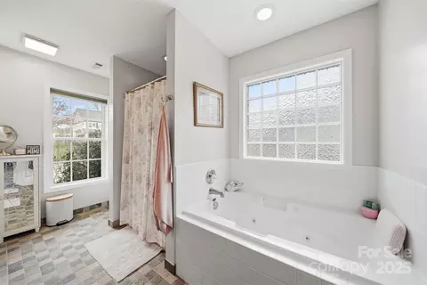 Bath - 3392 Overbrook Dr, Conover, NC 28613 photo 2 of 4
