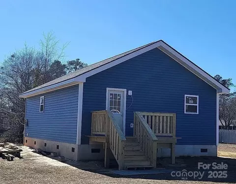 712 E Gertrude St, Fairmont, NC 28340