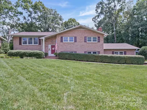 606 Brookgreen Dr, Dallas, NC 28034