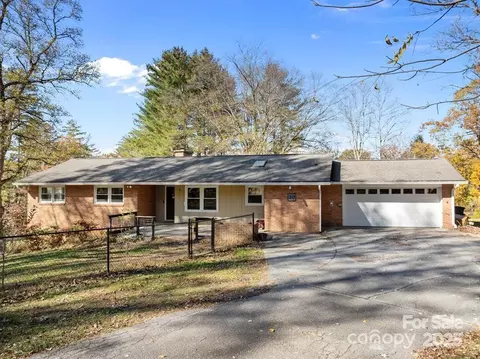 20 Country Rd, Hendersonville, NC 28791