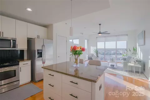333 W Trade W 905 St W #905, Charlotte, NC 28202