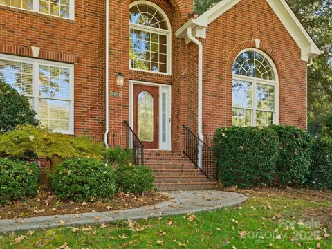 9421 Briarwick Ln, Charlotte, NC 28277