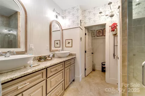 Bath - 1226 Monteith Branch Rd, Sylva, NC 28779 photo 2 of 4
