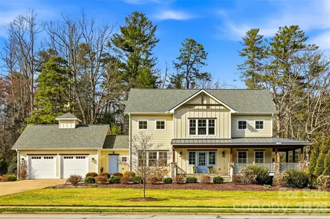 74 Shipman Pkwy, Flat Rock, NC 28731