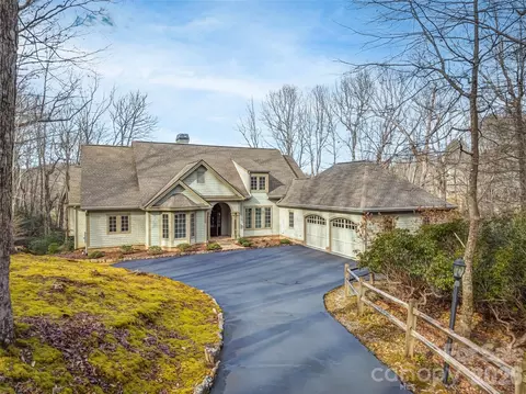 405 Kanasdatsi Dr, Brevard, NC 28712