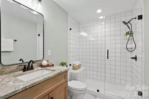 Bath - 56 White Oak Pl, Mars Hill, NC 28754 photo 2 of 3
