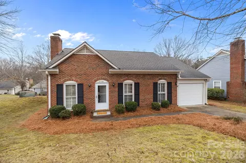 2704 Hillmont Dr, Charlotte, NC 28226