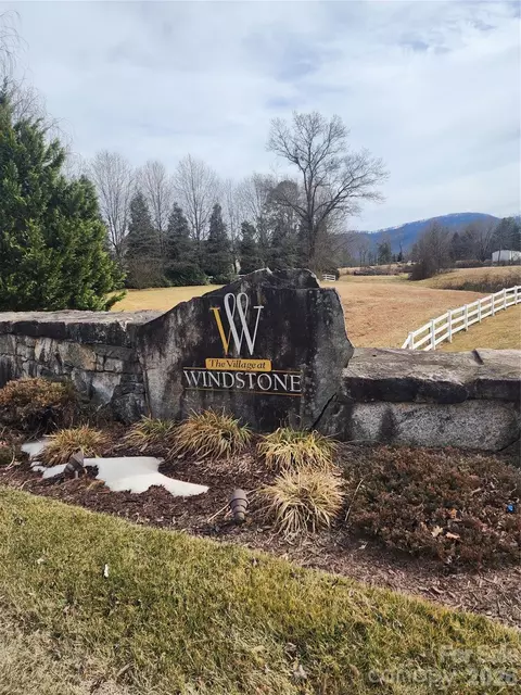 62 River Bend Ln, Fletcher, NC 28732