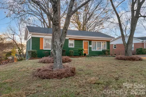 621 Reeves Ct, Charlotte, NC 28208