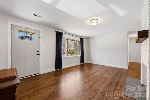 Living - 718 2nd Ne Ave NE, Conover, NC 28613 photo 2 of 3