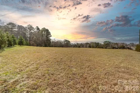 000 Whippoorwill Ln, Mount Holly, NC 28120