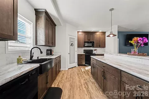 Kitchen - 2268 Westbrook Rd, Edgemoor, SC 29712 photo 3 of 4