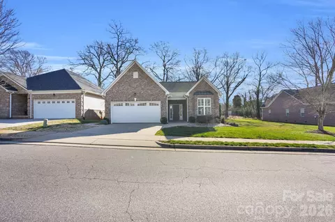105 Sweet Oaks Ln, Statesville, NC 28677