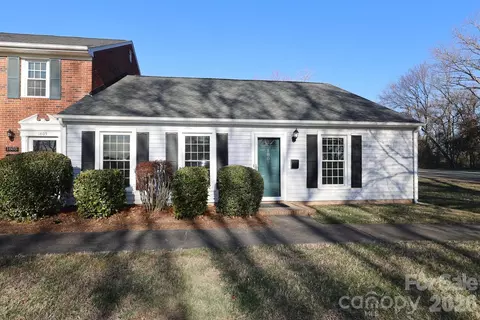 1807 Sabrina Ct, Charlotte, NC 28210