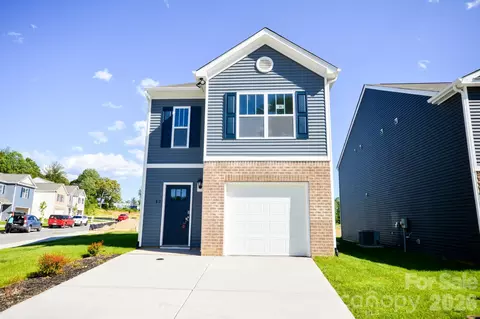 13 Caroline Valley Ln, Hendersonville, NC 28792