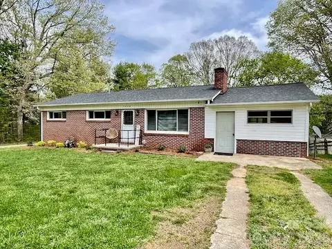 3988 Greenwood Dr, Lenoir, NC 28645