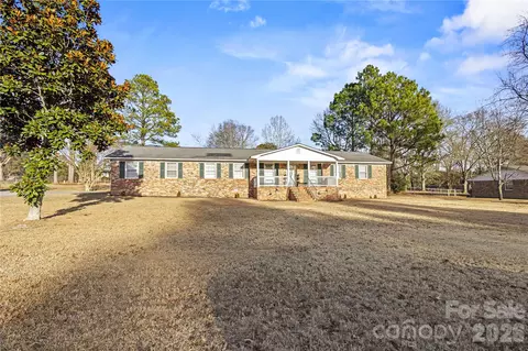 1904 Dixon Ln, Camden, SC 29020