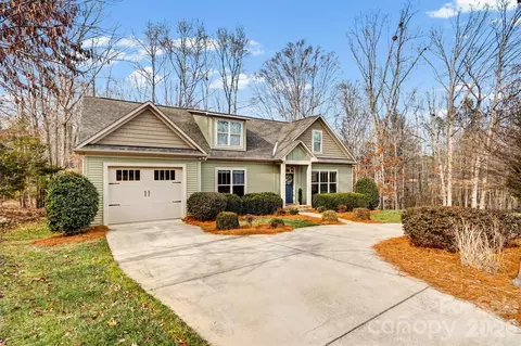 Exterior - 7718 Farmbrook Dr, Waxhaw, NC 28173 photo 4 of 6