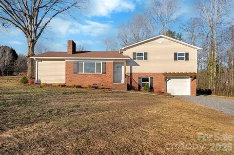 106 Royalwood Dr, Lenoir, NC 28645