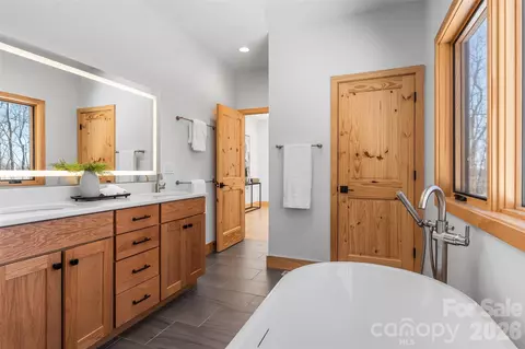 Bath - 584 Springbrook Ln, Brevard, NC 28712 photo 3 of 4