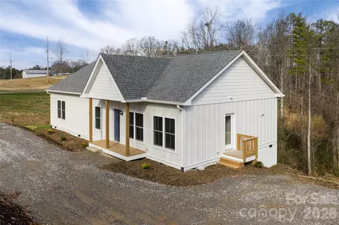 93 Locust Grove Rd, Weaverville, NC 28787