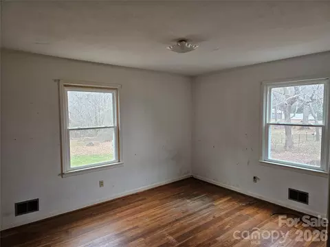 Bedroom - 4061 Springs Rd, Conover, NC 28613 photo 4 of 7