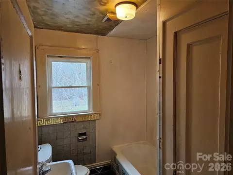 Bath - 4061 Springs Rd, Conover, NC 28613 photo 1 of 2