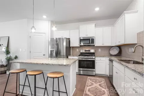215 Harpers Run Ln, Matthews, NC 28104