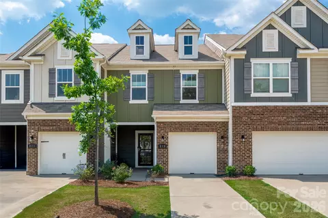 215 Harpers Run Ln, Matthews, NC 28104