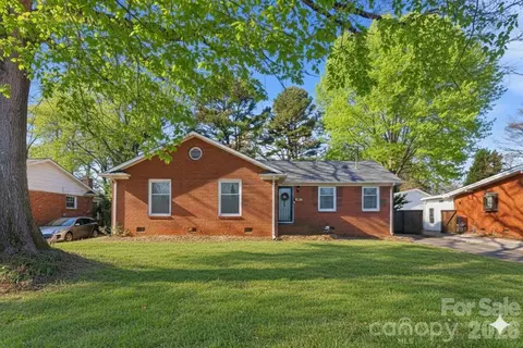 6814 Starcrest Dr, Charlotte, NC 28210