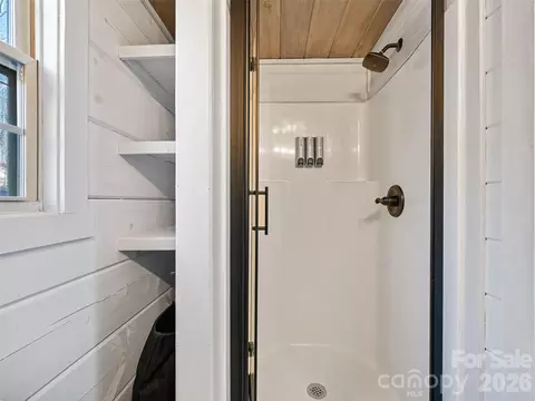 Bath - 623 Overlook Dr, Spruce Pine, NC 28777 photo 3 of 3