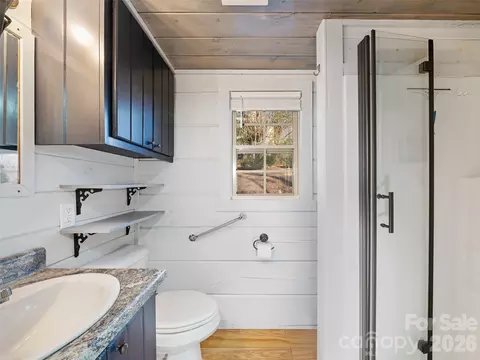 Bath - 623 Overlook Dr, Spruce Pine, NC 28777 photo 2 of 3